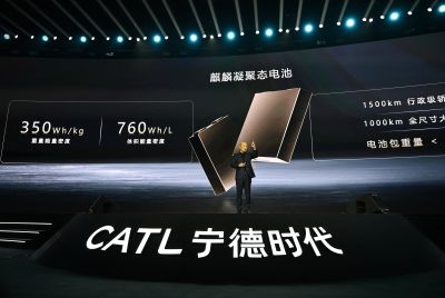 4. 宁德时代(CATL)董事长警告:中国车企"一天出3款新车"正在制造电池质量隐患 事件:CATL董事长曾毓群9月3日在四川宜宾"2026世界动力电池大会"上表示,今年中国车企已推出超600款新车型,平均每天约3款,过快的开发节奏正导致电池批量质量问题。(CarNewsChina,15小时前) 老外角度:全球最大动力电池供应商的老板,亲口承认自己最大的客户群体(中国车企)"卷"出了质量风险——这是行业龙头罕见地对自己最引以为傲的"中国速度"叙事泼冷水。 反常识钩子:中国新能源车最自豪的"上新快",恰恰